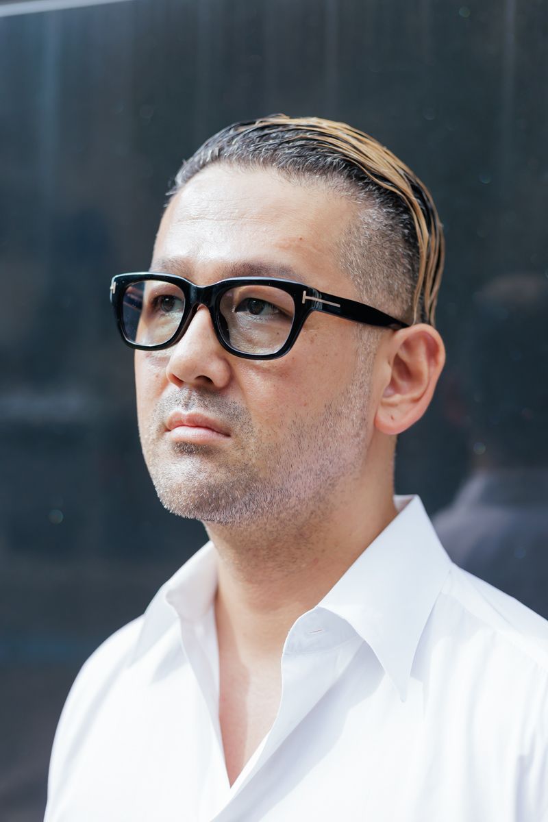 白シャツにビーサンもハイブランドなら成立 虫鹿正敏 3枚目の写真