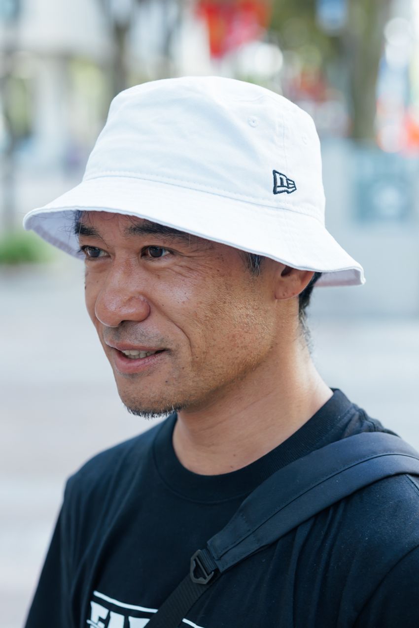 夏に使える“白バケットハット”！街のファッション巧者の被り方と愛用ブランドをスナップで - 6枚目の画像