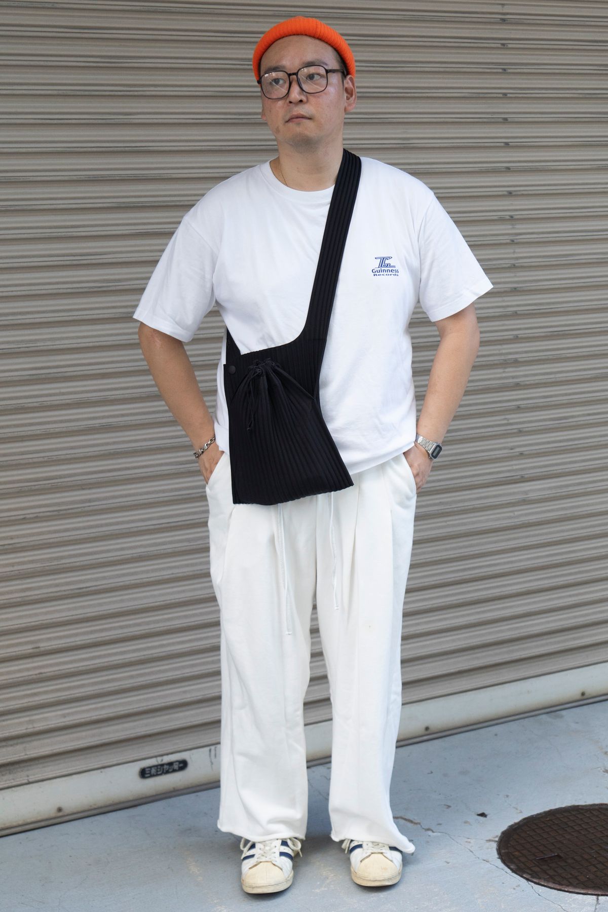 Tシャツ ギネスレコード  パンツ ジャーナルスタンダード  シューズ アディダス  帽子 ジーユー  眼鏡 ダイソー  バッグ イッセイミヤケ  腕時計 カシオ  バングル ヴィンテージ