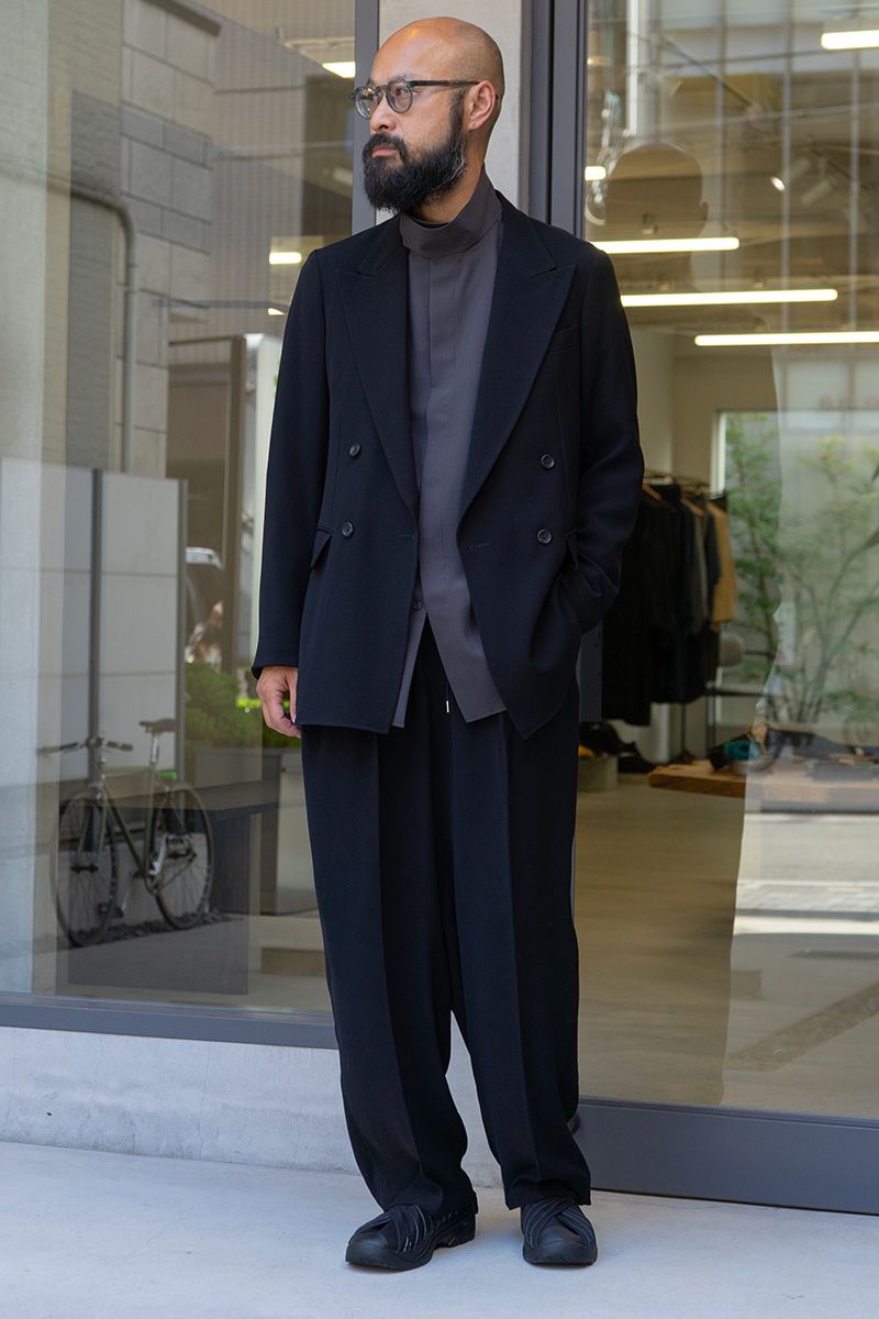 ジャケット、シャツ、パンツ、靴＝すべてレインメーカー