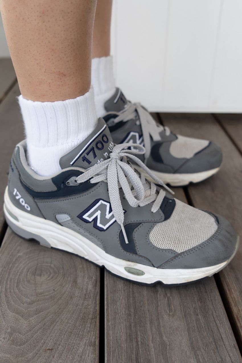 “白シャツ”を使ったこなれシンプルスタイル3選！ デザイン違いで印象がガラリと変わる - 3枚目の画像