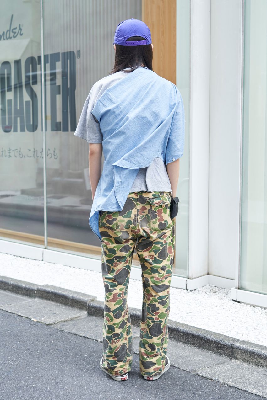 街でよく見る“たすき掛け”の好例3選！シャツは着ずともTシャツコーデの味付けに - 8枚目の画像