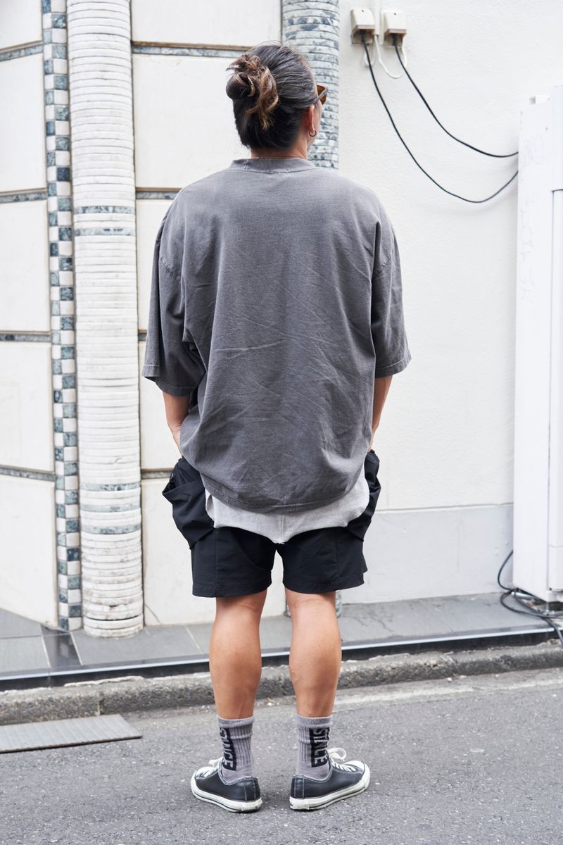素材違いのグレーでメリハリ。白チラも絶妙 トムラ 2枚目の写真