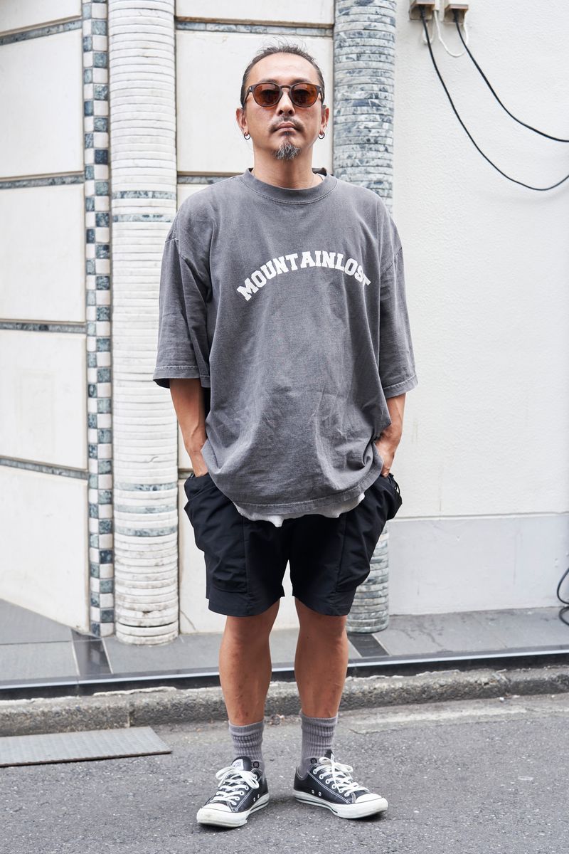 素材違いのグレーでメリハリ。白チラも絶妙 トムラ