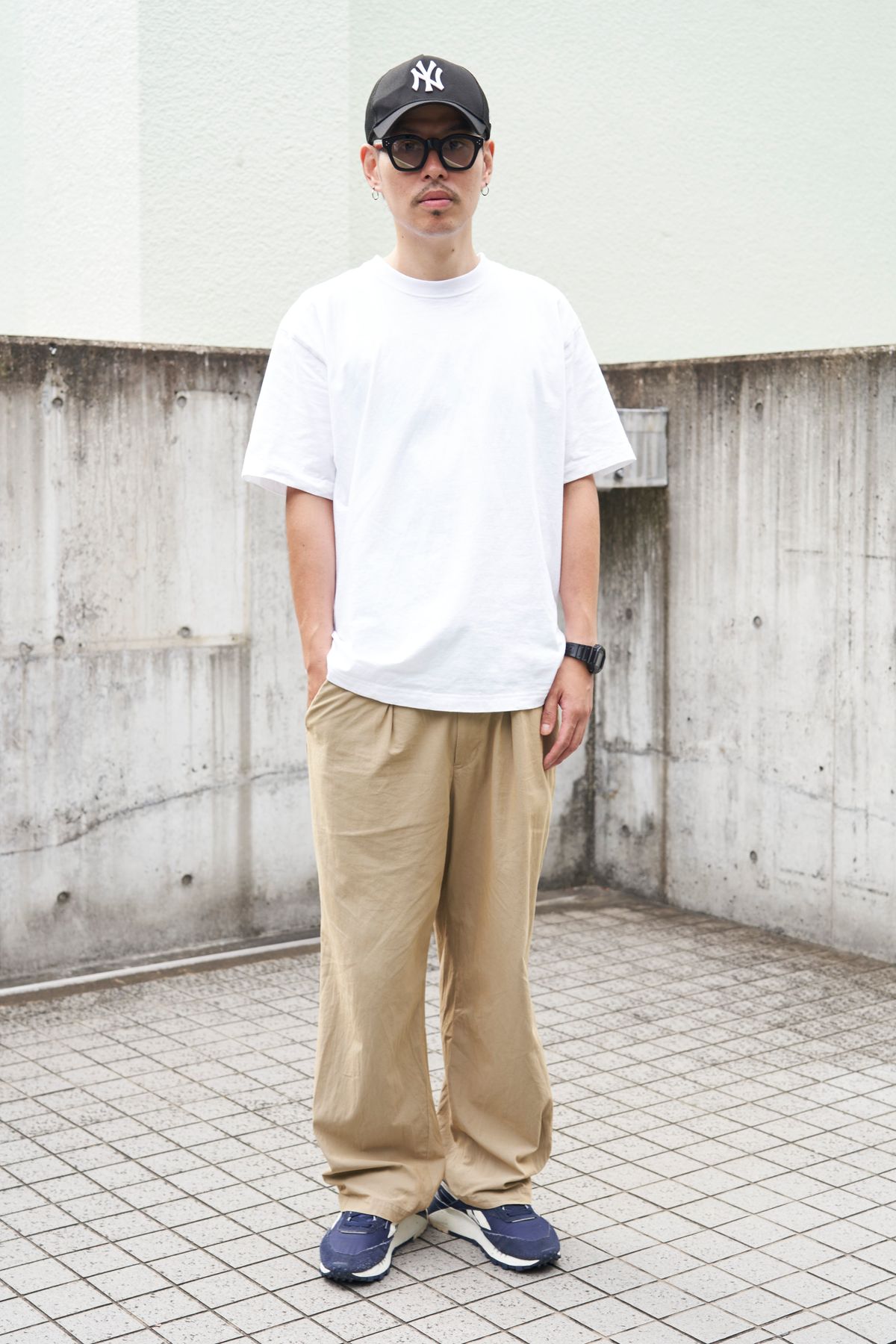 Tシャツ＝ヘインズ　パンツ＝スティルバイハンド　シューズ＝リーボック　帽子＝ニューエラ　眼鏡＝エイチオプティカル　腕時計＝カシオ　ピアス＝ノーブランド