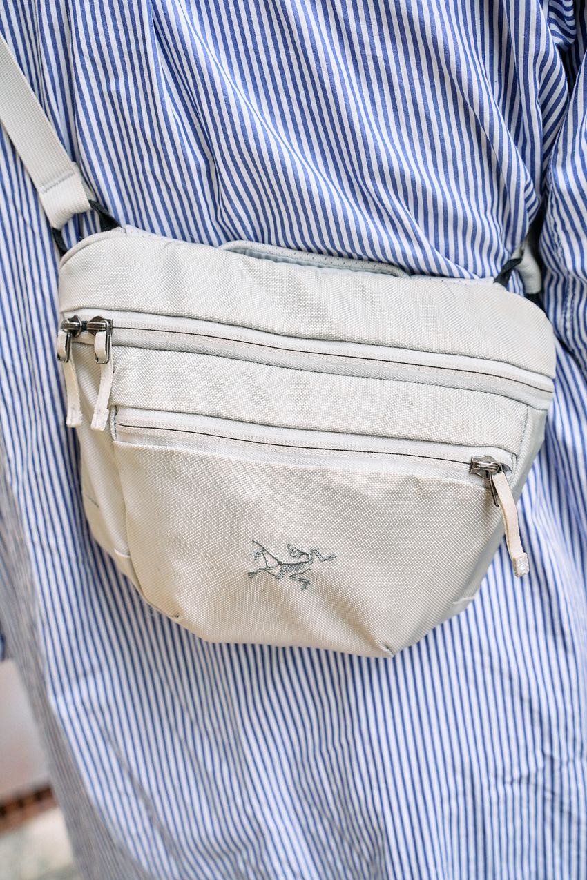 初夏の青シャツはラフに袖を捲れ！こなれ感抜群な大人たちの着こなし3好例 - 10枚目の画像