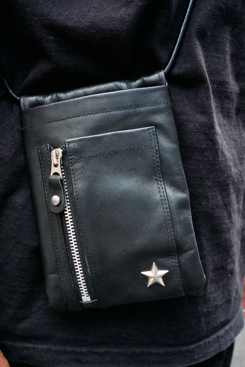 短パンを大人っぽく見せるコツは「足元に黒クラークス」。街角のコーデ好例3選で解説！ - 9枚目の画像