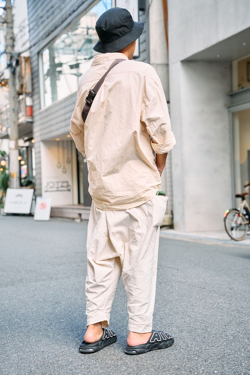 ナチュラルな“ベージュ系”コーデ3選。落ち着きをもたらす定番色を味方につけた街の洒落者たち - 4枚目の画像