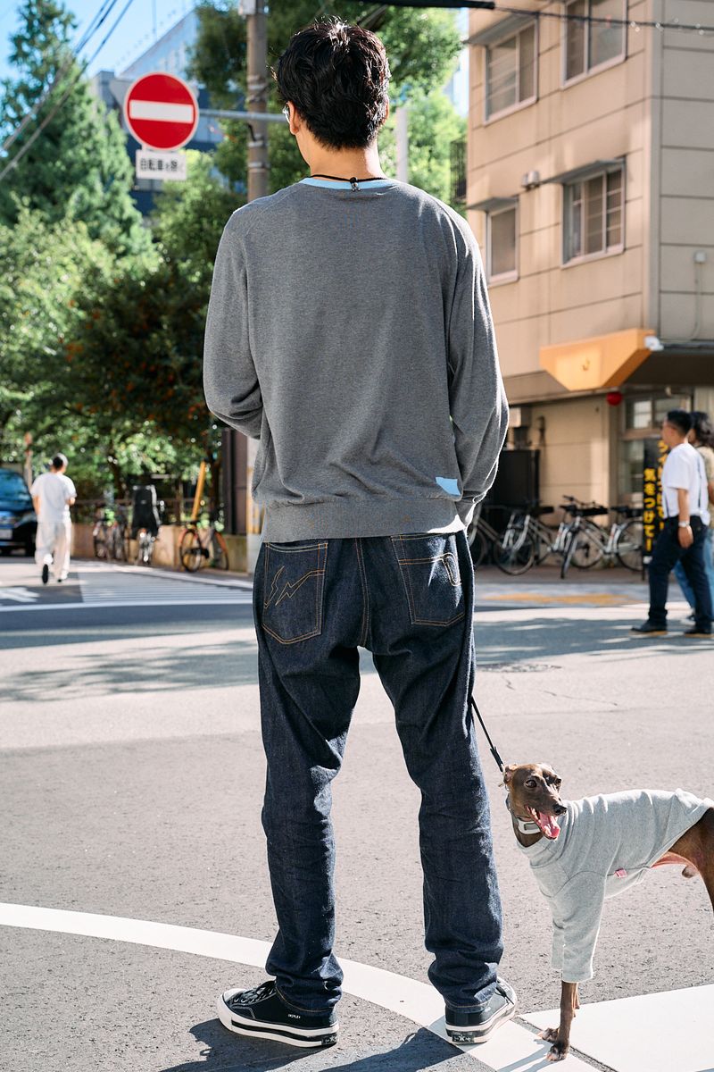 ワンちゃんとグレーニットのペアルック 阿閉祥平 2枚目の写真