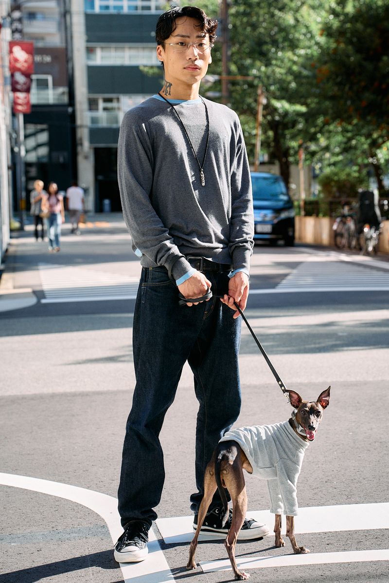 ワンちゃんとグレーニットのペアルック 阿閉祥平