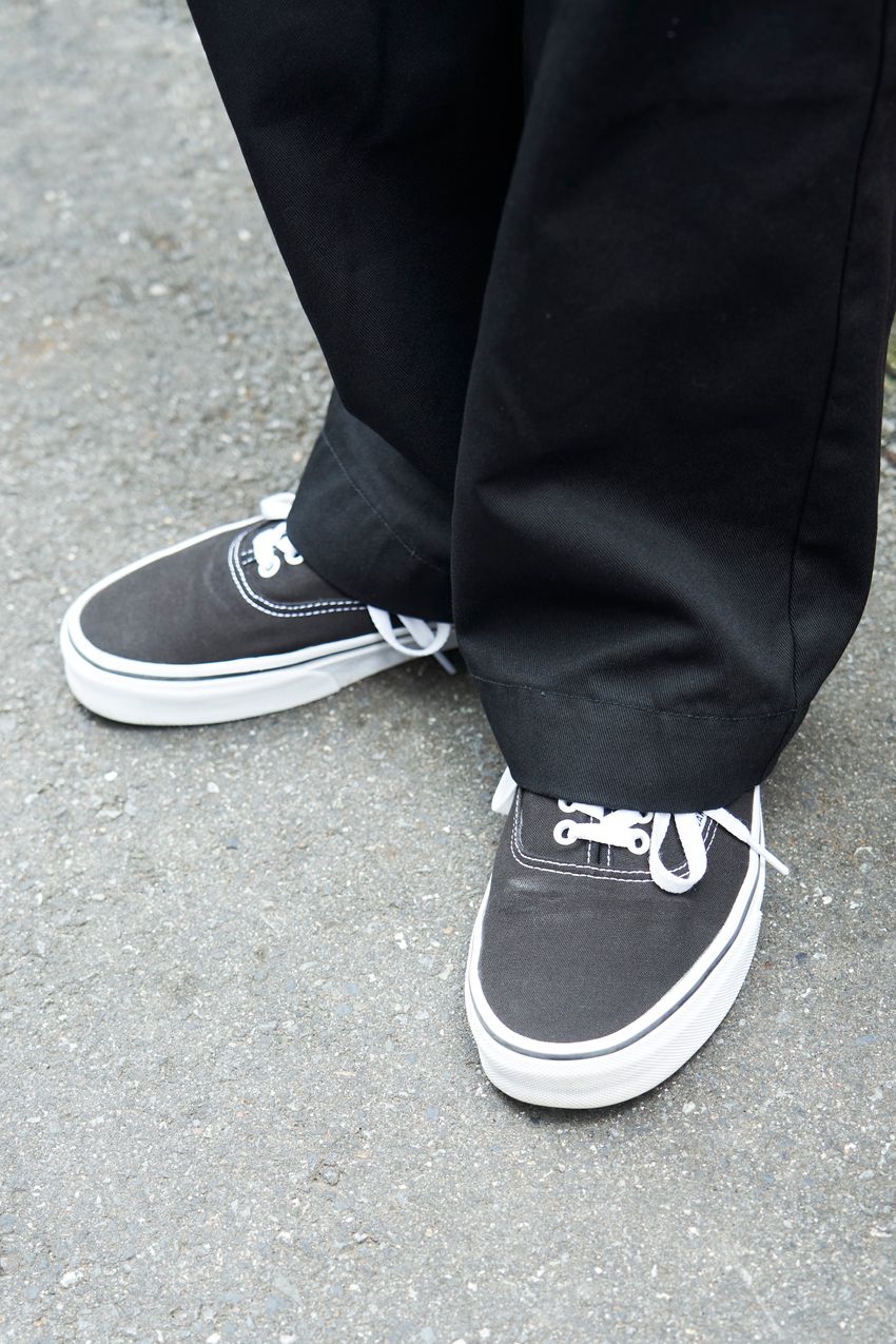 シャツも“プルオーバー”という選択肢を。モノトーン、短パン合わせ……街で見つけた着こなし3選！ - 3枚目の画像