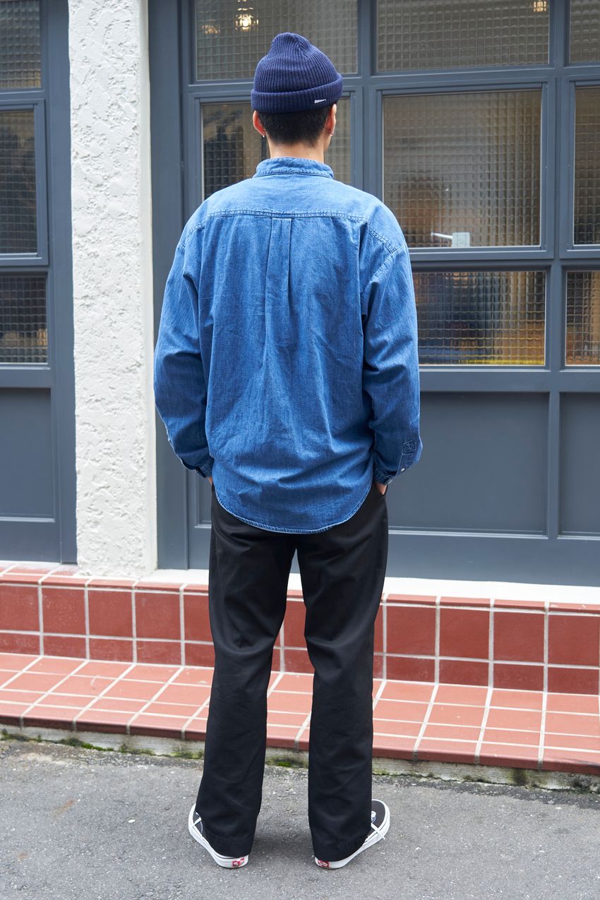 シャツも“プルオーバー”という選択肢を。モノトーン、短パン合わせ……街で見つけた着こなし3選！ - 4枚目の画像