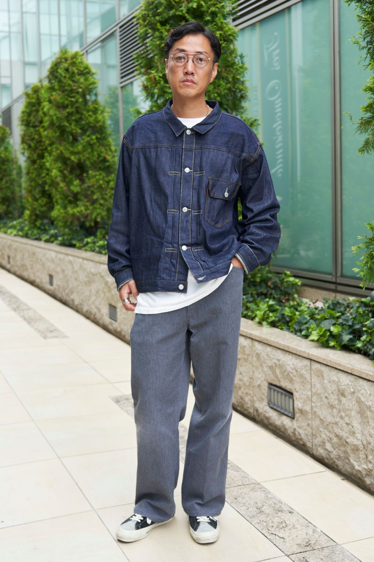 Gジャン=リーバイス パンツ=ベンデイビス シューズ=コンバース 眼鏡=アイヴァン ネックレス、リング=ともにゴローズ