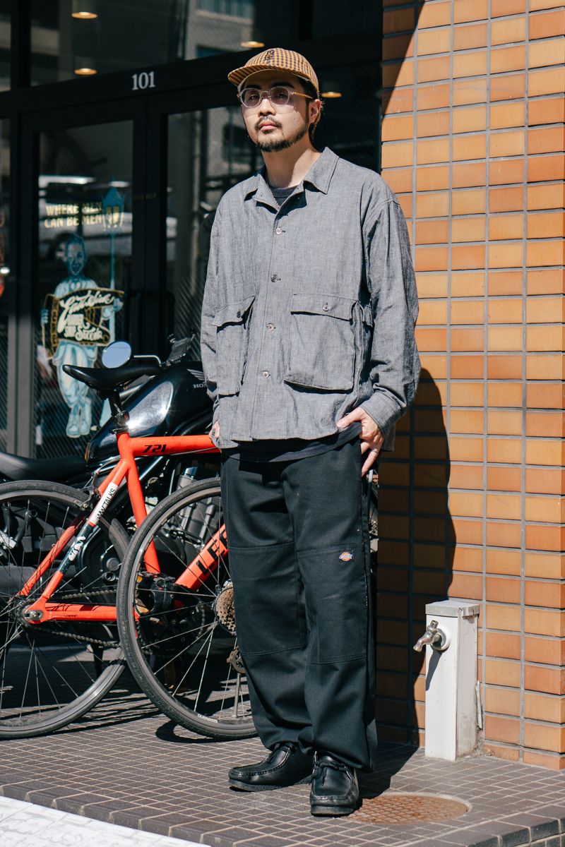 シャツ、帽子=ともにテンボックス Tシャツ=ユニクロ パンツ=セダンオールパーパス×ディッキーズ シューズ=クラークス 眼鏡=ジンズ 腕時計=アップル ネックレス=トムウッド