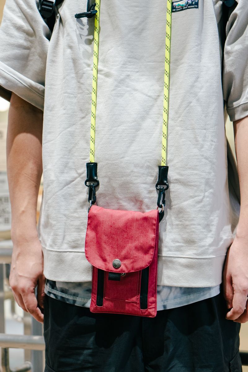 ネックポーチにくびったけ。手軽に挿し色 遠藤貴人 8枚目の写真