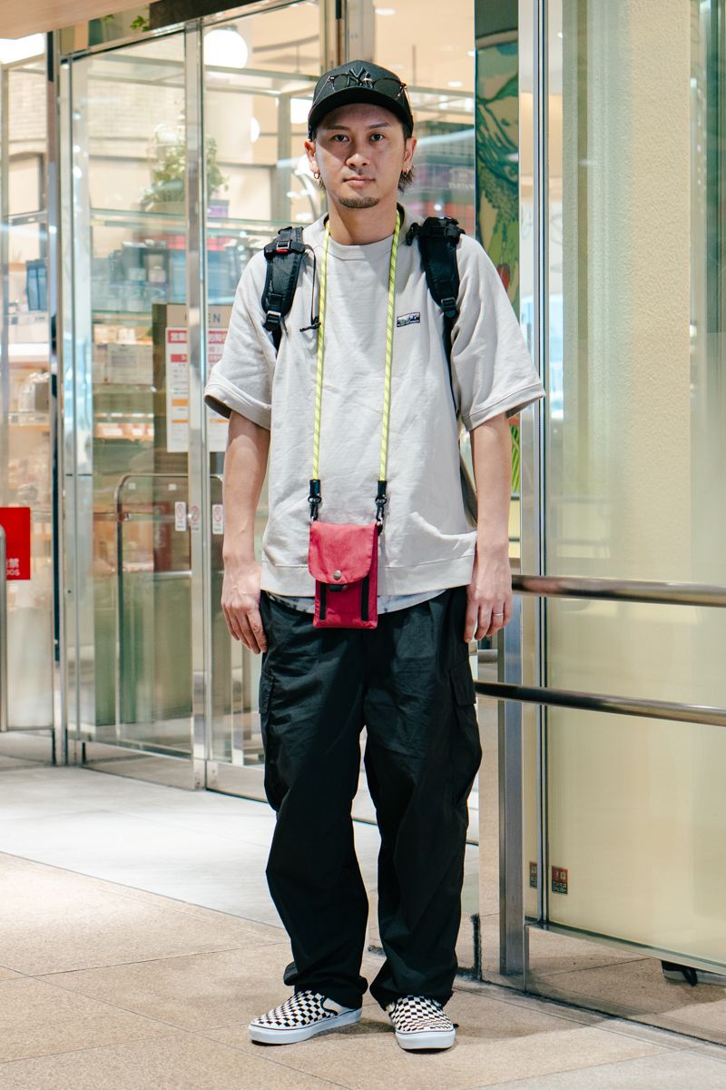 ネックポーチにくびったけ。手軽に挿し色 遠藤貴人 2枚目の写真