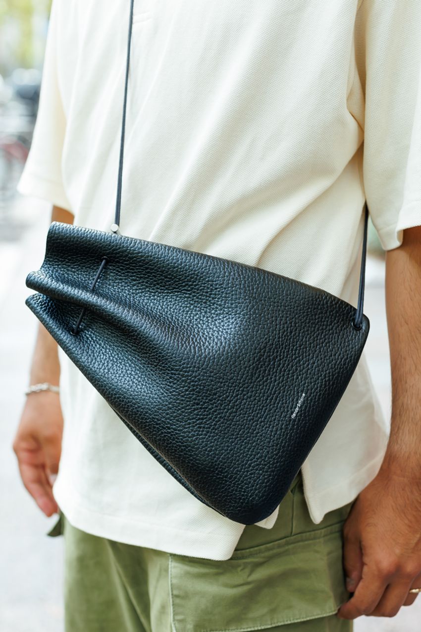 支持率高い大人なバッグといえば「エンダースキーマ」。人気モデルを街角でキャッチアップ - 3枚目の画像