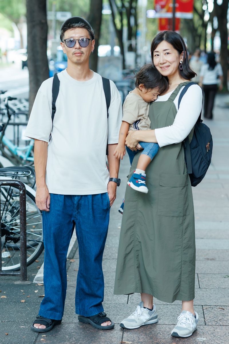 幅広デニムにサンダルで寛ぎの休日モード とし