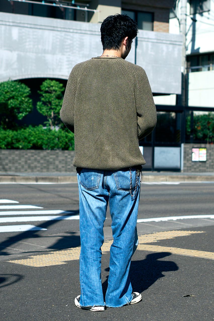 色落ちデニムを街の大人たちはこう着こなす！3つのスナップを例にコーデ術を指南 - 2枚目の画像