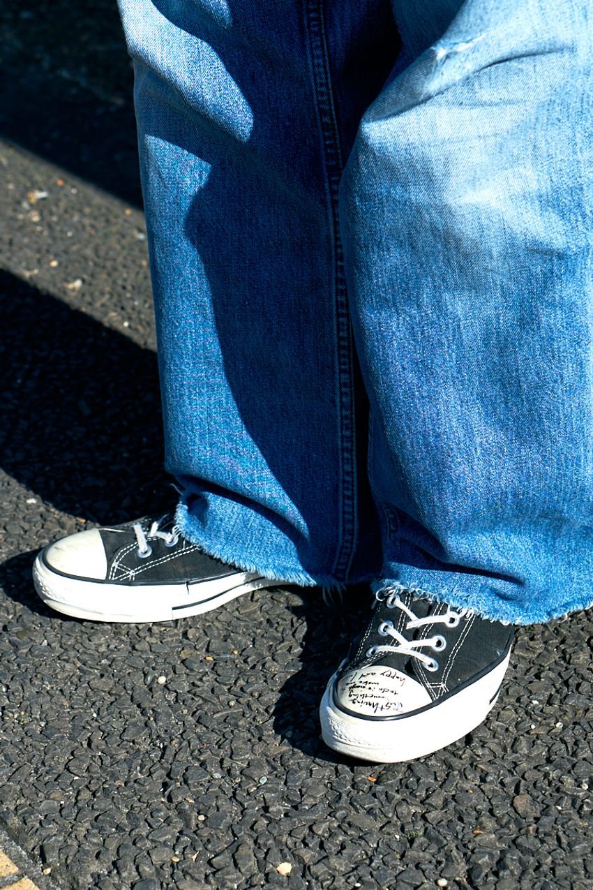 色落ちデニムを街の大人たちはこう着こなす！3つのスナップを例にコーデ術を指南 - 3枚目の画像