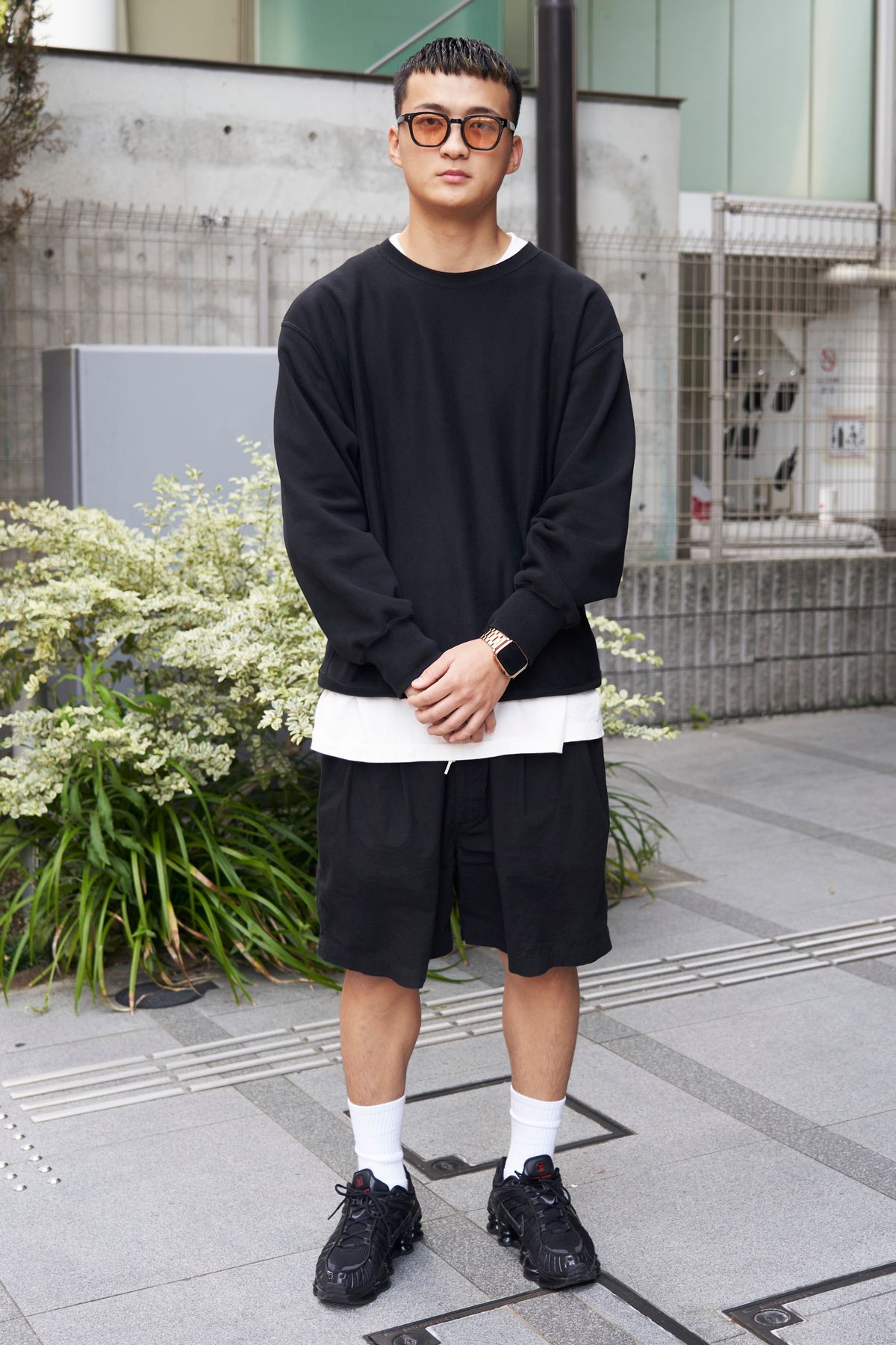 トレーナー=ジーユー カットソー、パンツ=ともにクーティープロダクションズ シューズ=ナイキ 眼鏡=ジーユー 腕時計=アップル