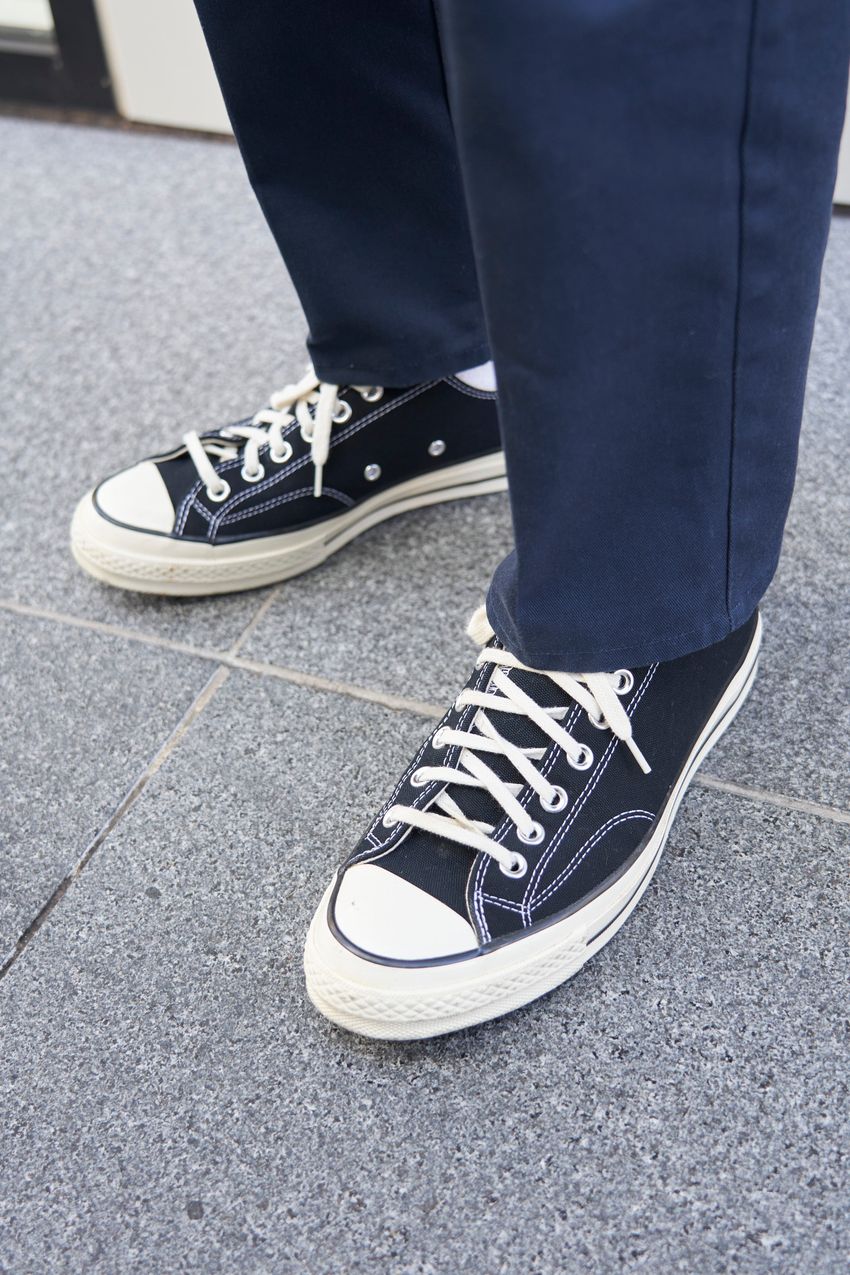 無地好きが行き着いた“脱・無難”の解決策「ちょいゆる&ちょいワル」。街角スナップで解説！ - 6枚目の画像