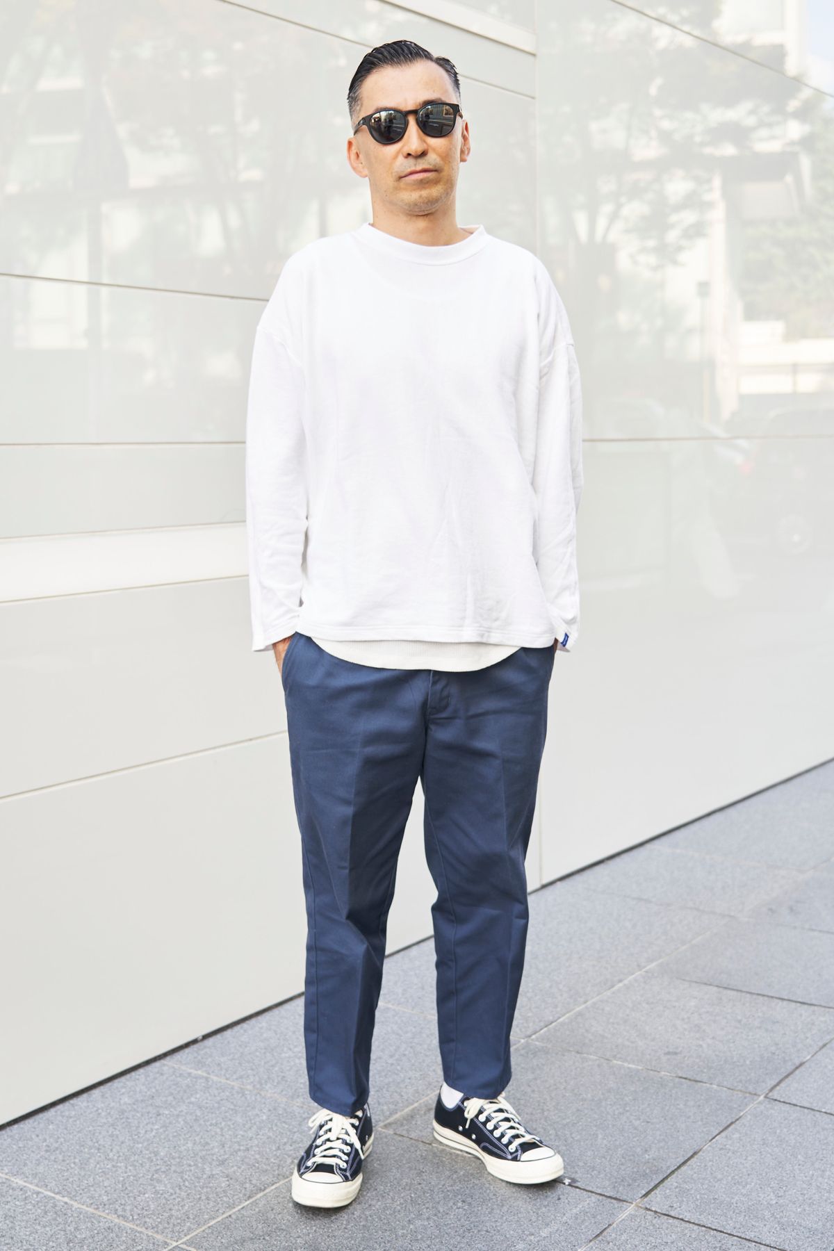 Tシャツ＝ループウィラー　カットソー＝ノーブランド　パンツ＝ベドウィンアンドザハートブレイカーズ×ディッキーズ　シューズ＝コンバース　眼鏡＝オークリー