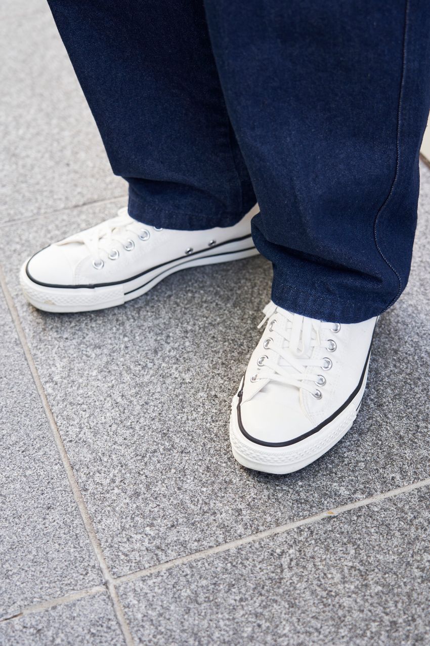 シンプルな「白コンバース」はこう履く！愛用者3人の“ありきたりに見せない”着こなし例 - 5枚目の画像