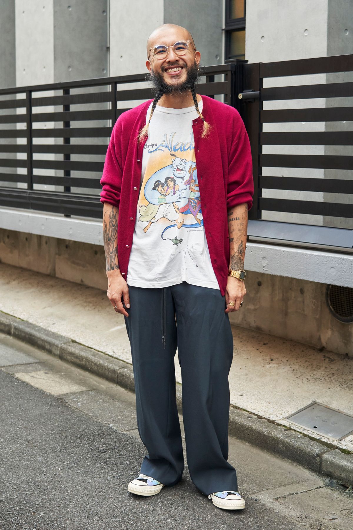 カーディガン=トゥモローランド Tシャツ=古着 パンツ=サブレーションズ シューズ=コンバース 眼鏡=クロムハーツ 腕時計=カシオ リング=カルティエ リング2=テンダーロイン