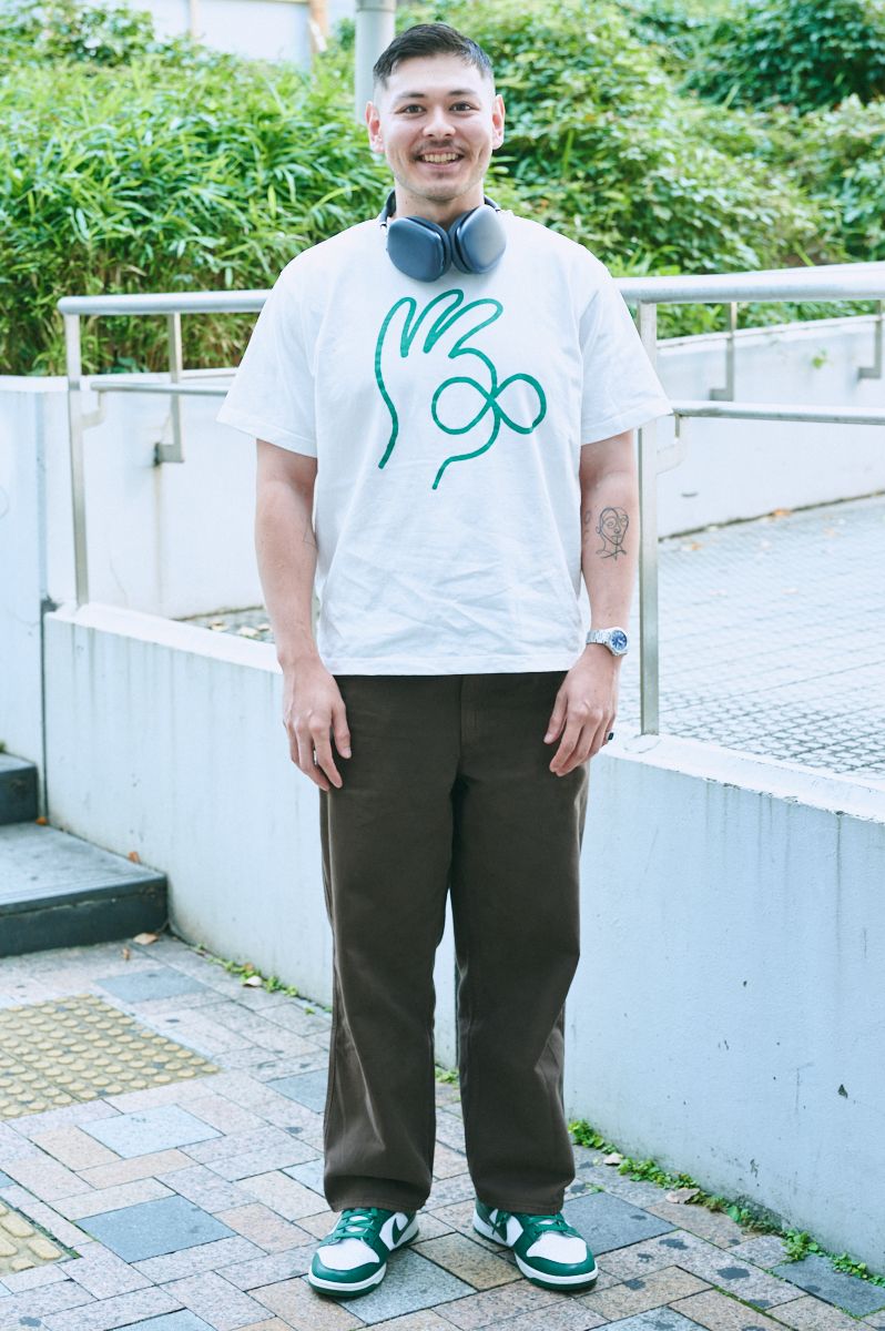 白と緑でTシャツ＆スニーカーの色リンク 吉田クリストファー 2枚目の写真