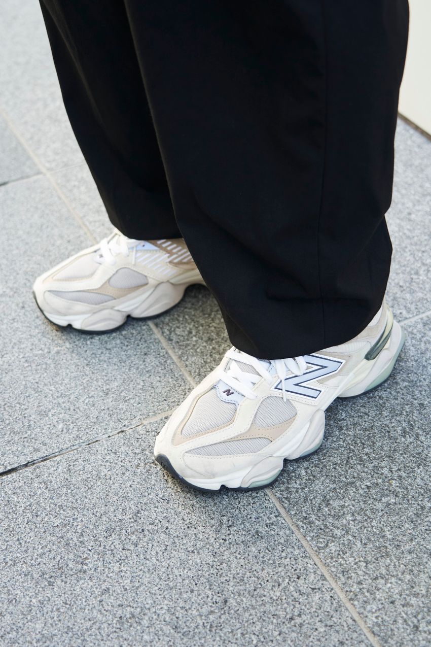 シャツに合う黒パンツはどれだ!?街角スナップでキャッチした大人がリアルに愛用していたのは…… - 3枚目の画像