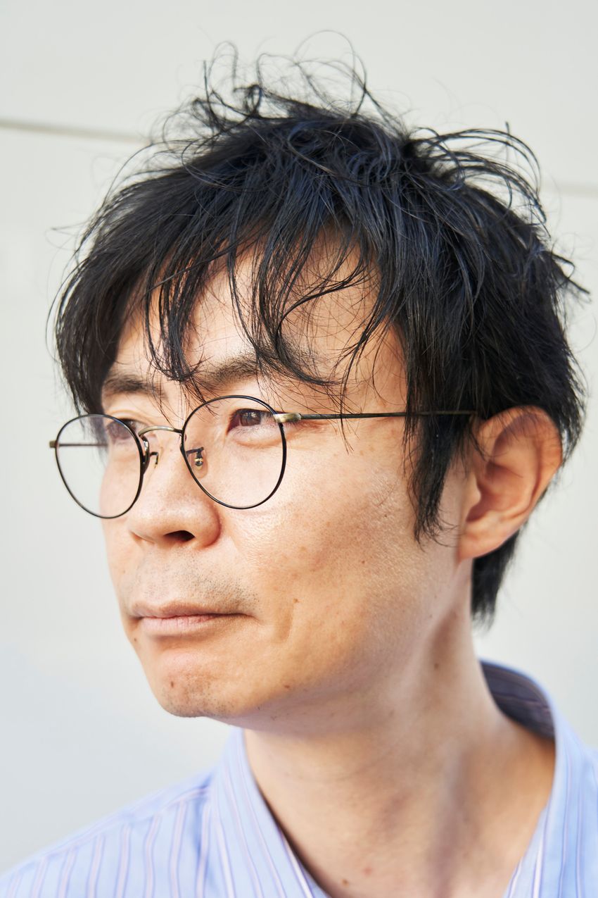 シャツに合う黒パンツはどれだ!?街角スナップでキャッチした大人がリアルに愛用していたのは…… - 4枚目の画像