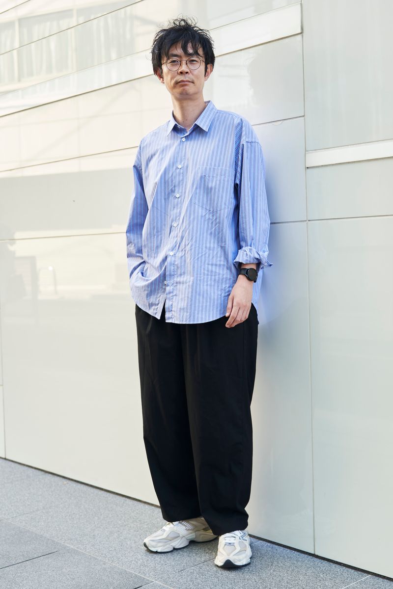 ブルーシャツの袖をまくりクリーンに垢抜け つぐお