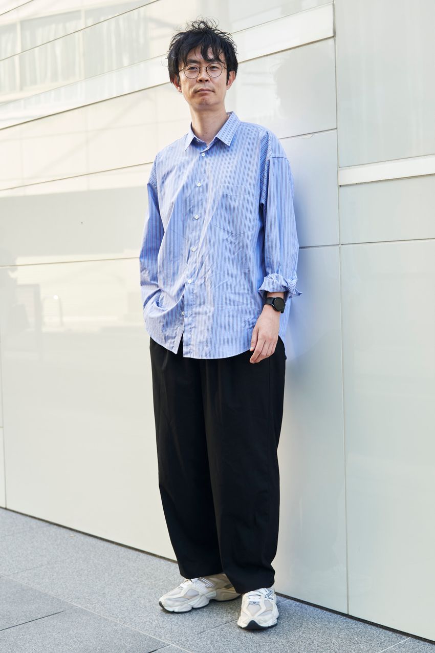 シャツに合う黒パンツはどれだ!?街角スナップでキャッチした大人がリアルに愛用していたのは…… - 2枚目の画像