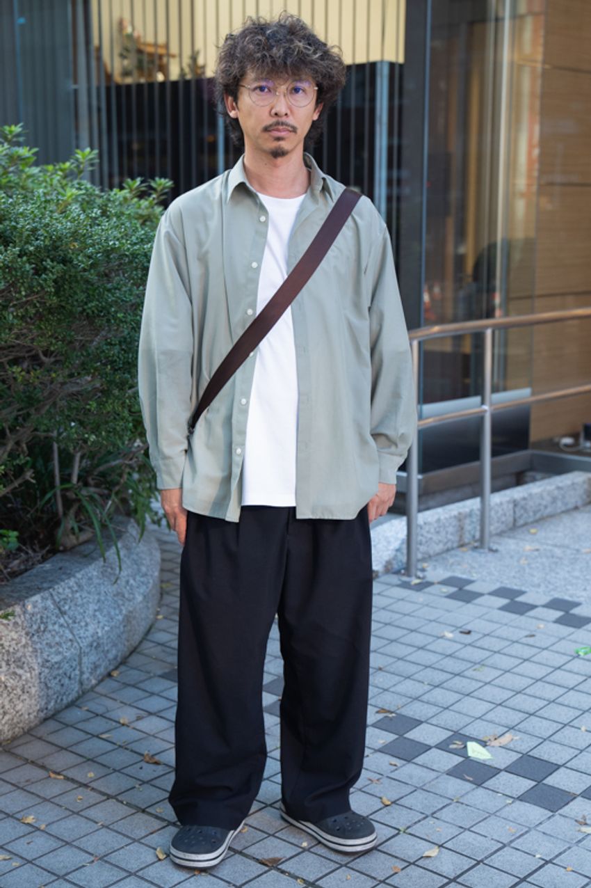 大人のGU活用法を街角スナップで。3名が愛用していたのはデニム、スウェット、そして…… - 5枚目の画像