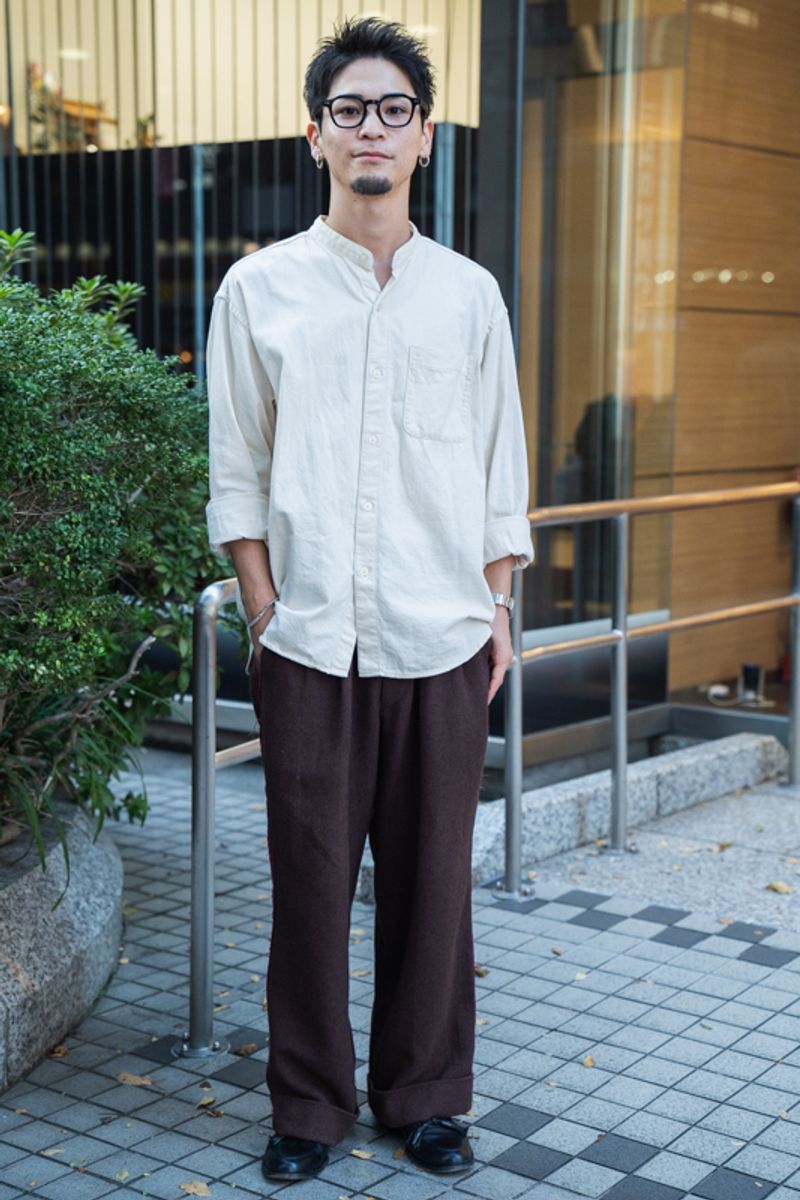 側章スラックスで脱・無難。一味違う装いに 青木大輔