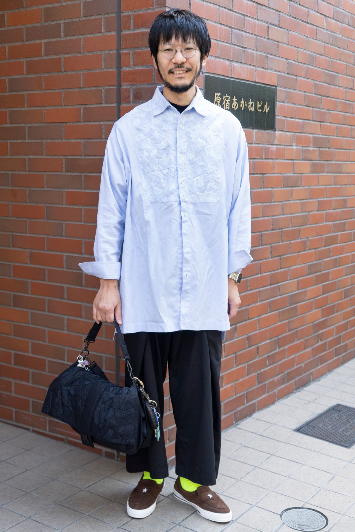 シャツ、パンツ、バッグ=すべてアンリアレイジ Tシャツ=ヘインズ シューズ=コンバースアディクト 眼鏡=ラザールステュディオ 腕時計=アップル