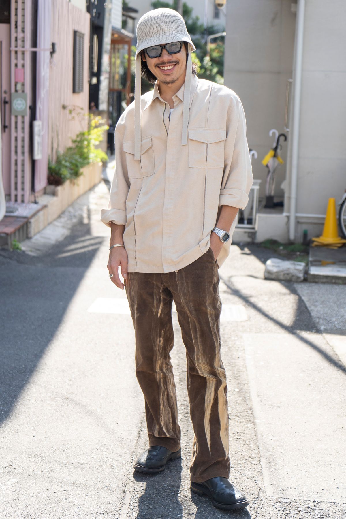 シャツ 古着  カットソー ノーブランド  パンツ ジバンシィ  シューズ トリッカーズ  帽子 ノーブランド  眼鏡 ヴィンテージ  腕時計 カシオ  バングル イデアリズムサウンド  リング ヴィンテージ