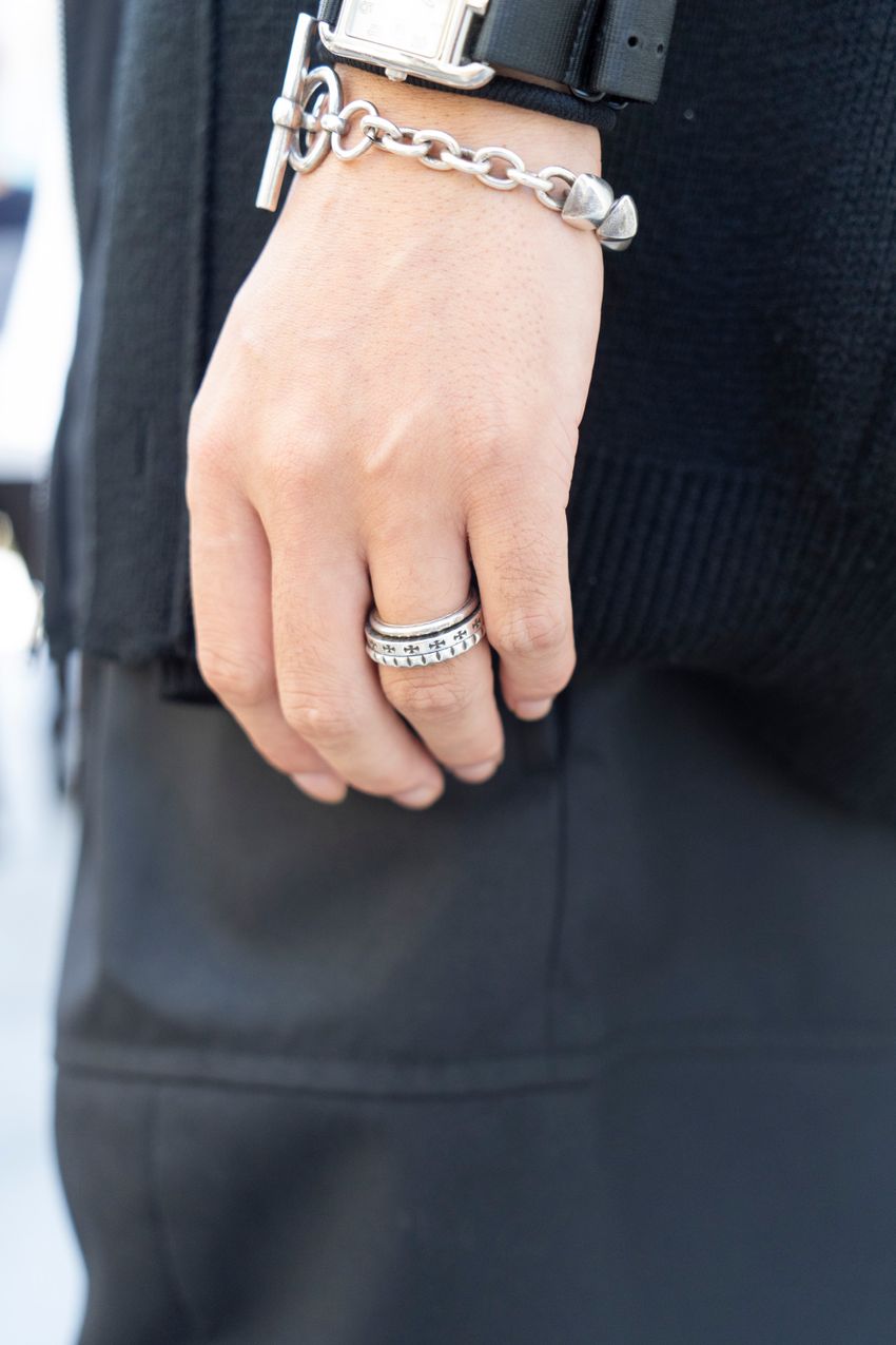 “主張しすぎない”から格好いい！ラグジュアリーブランドを装いに馴染ませた大人たちのワザ - 10枚目の画像