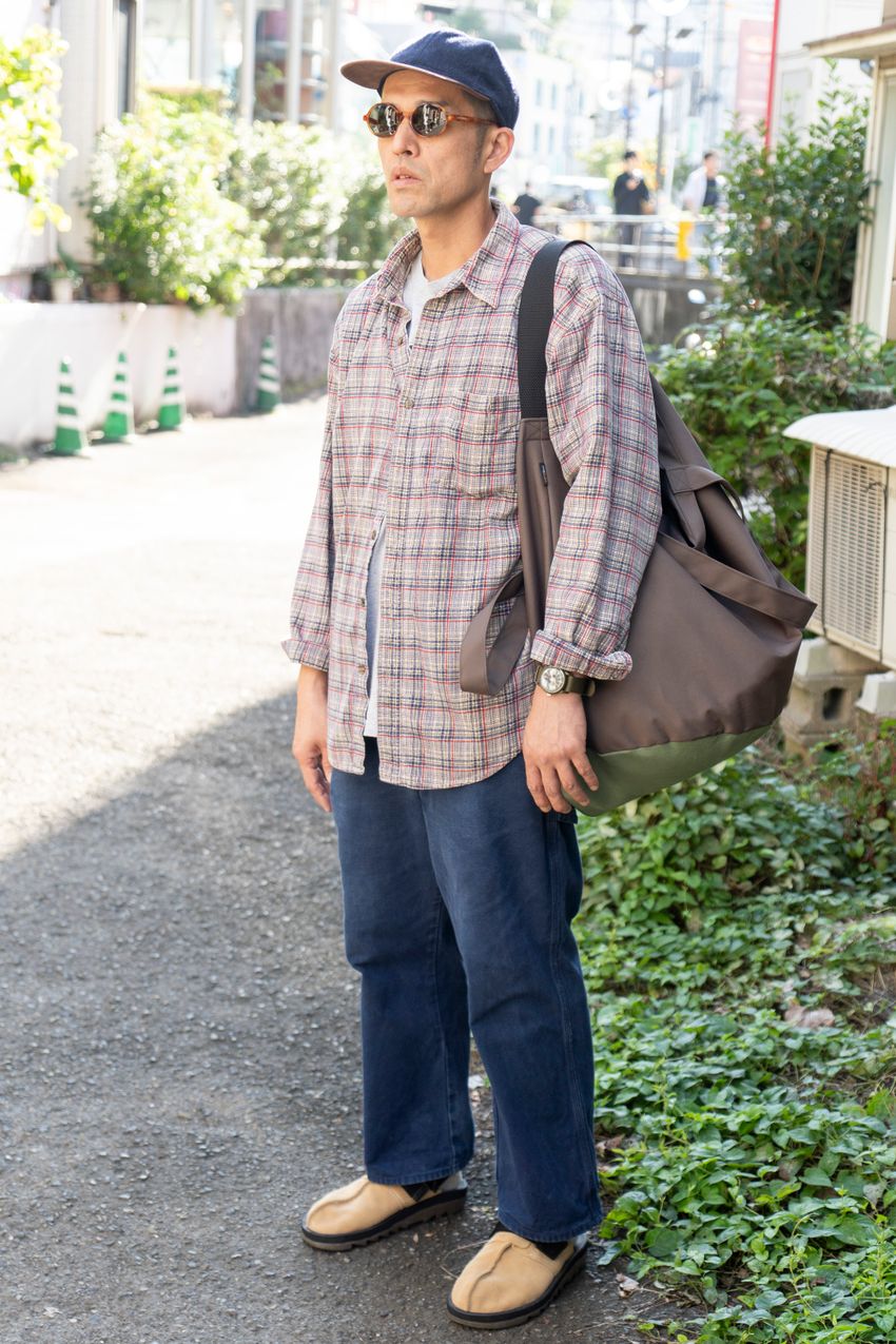 街角で“事件”が発生！「ダイソー」の小物をファッションに昇華させた男たちをスナップで - 6枚目の画像