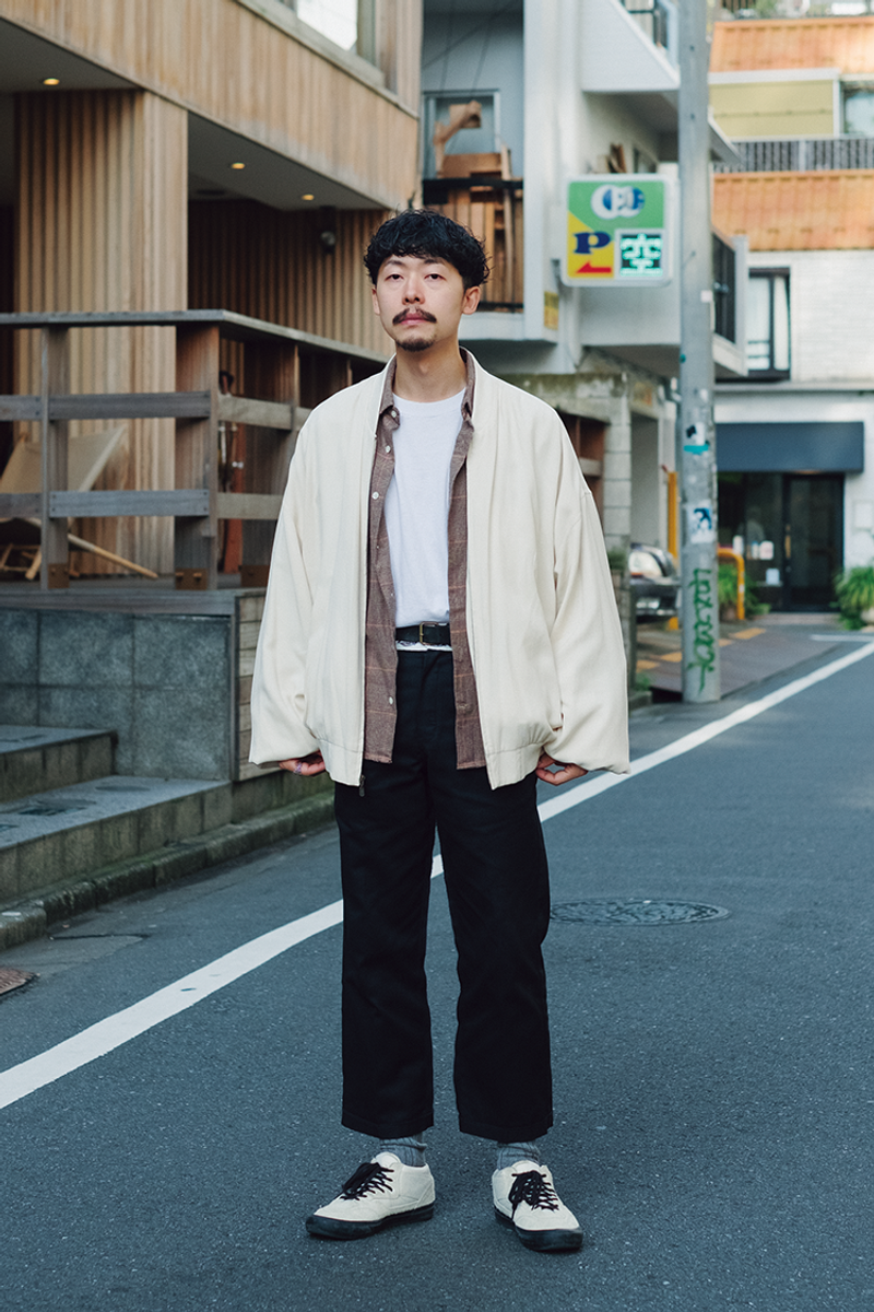 ストリートな装いがミルキーホワイトでマイルドに 高橋宏樹