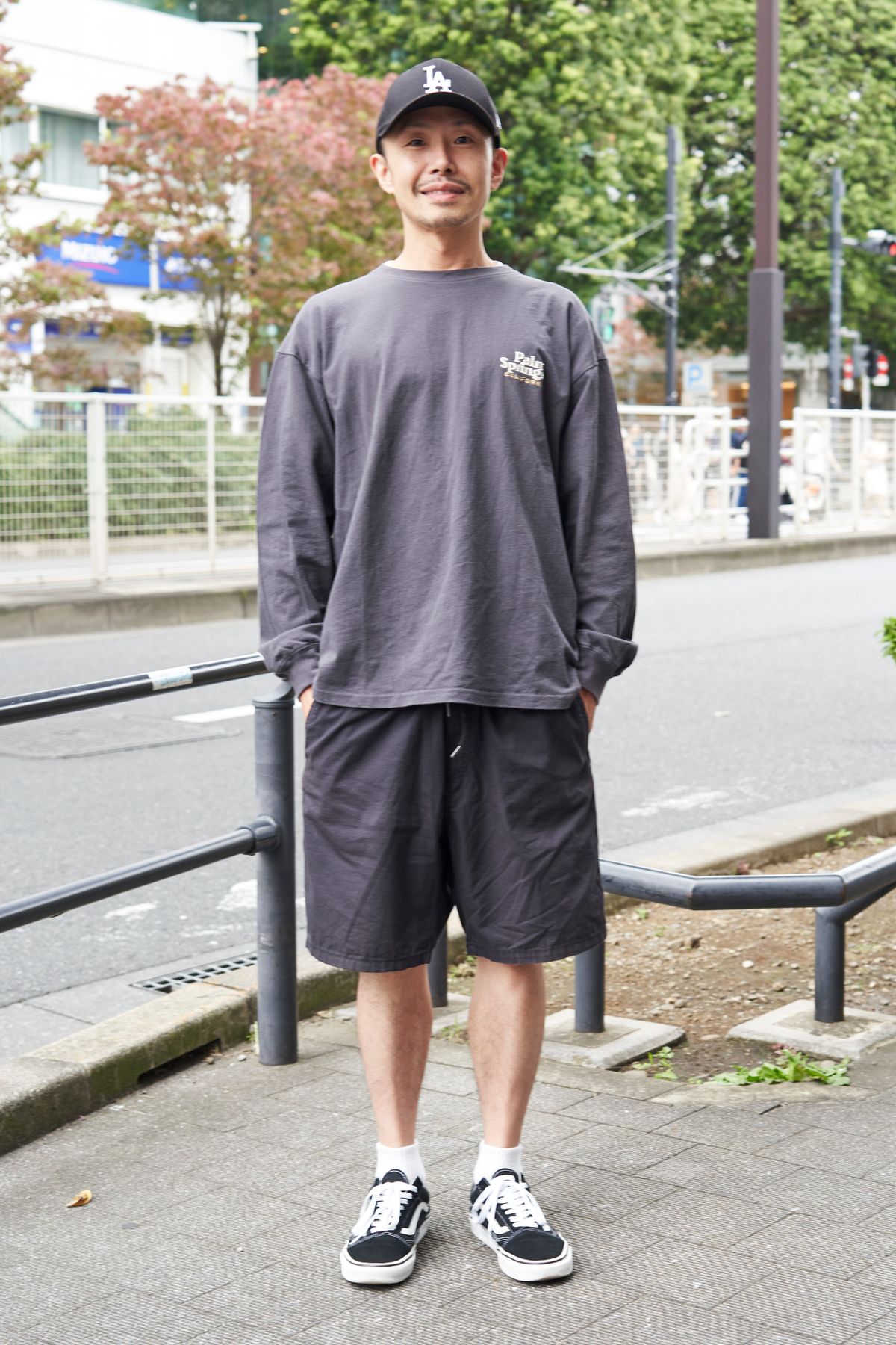 カットソー＝フリークスストア　カットソー2＝ユニクロ　パンツ＝エイチアンドエム　シューズ＝ヴァンズ　帽子＝ニューエラ