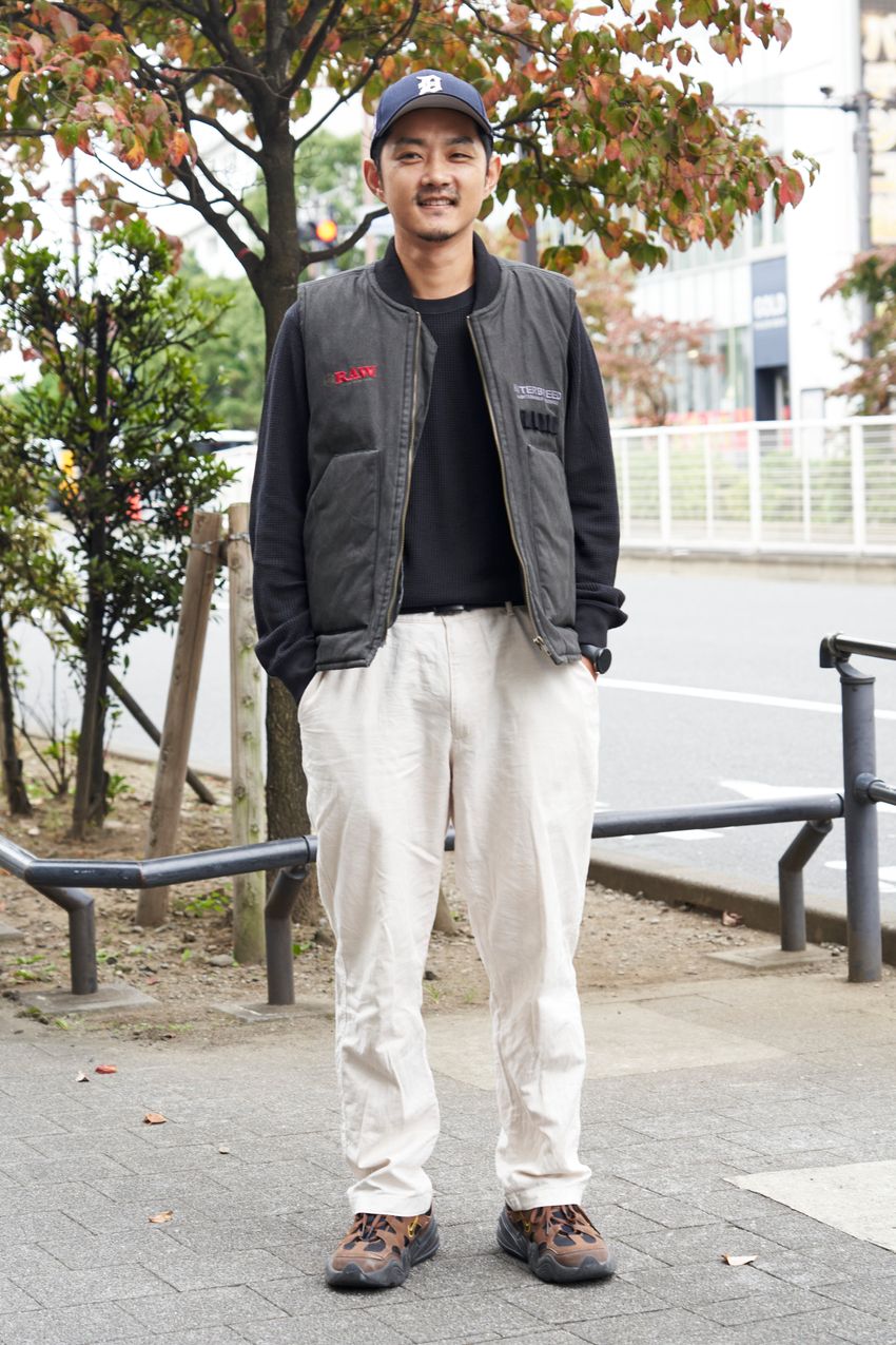 春が見えたらユニクロの白パンツ！街角3名の大人たちのリアルな活用法をスナップで - 8枚目の画像