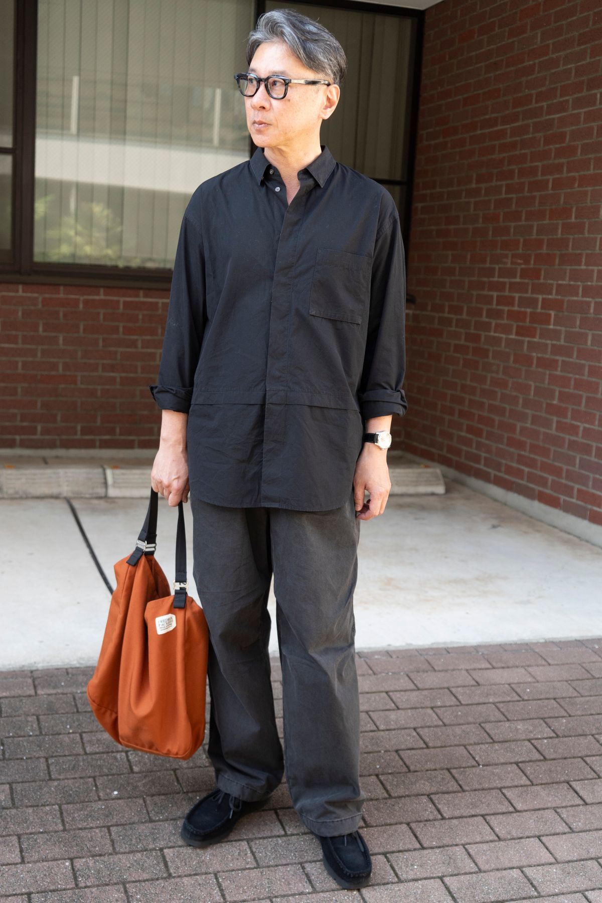 シャツ=ユニクロプラスジェイ パンツ=ユニクロシー シューズ=クラークス 眼鏡=イエローズプラス バッグ=フレドリックパッカーズ 腕時計=ハミルトン