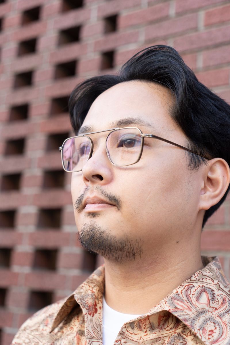 街で人気の淡色コーデ。柄シャツで個性出す 岩田周造 3枚目の写真