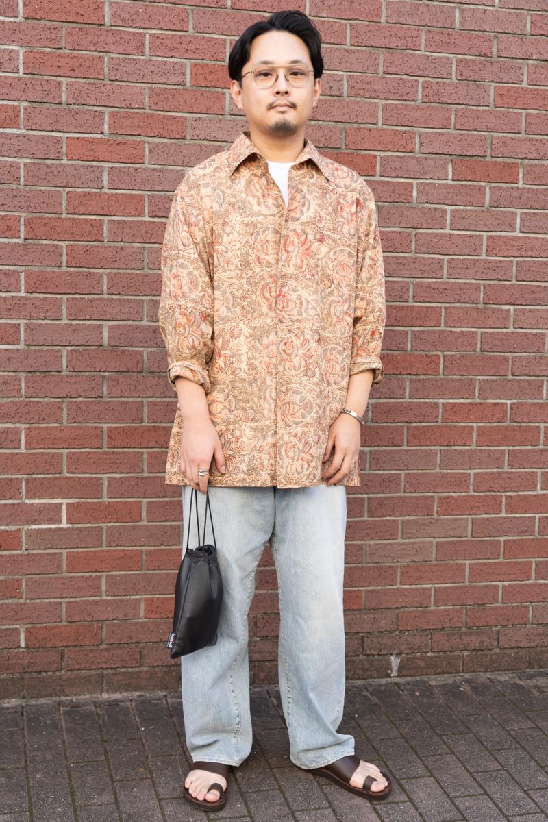 街で人気の淡色コーデ。柄シャツで個性出す 岩田周造