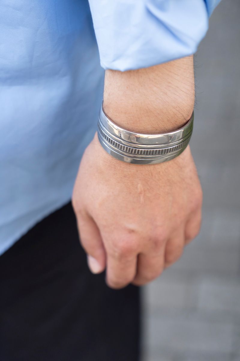 モードと無骨がいい塩梅。眼鏡もお似合い！ 外川喜彦 5枚目の写真