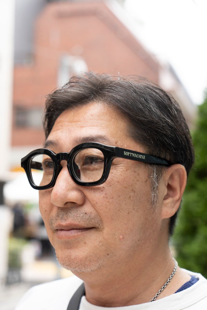洒落オジ必須の黒縁メガネ。休日姿も垢抜け 中崎敬寿 3枚目の写真