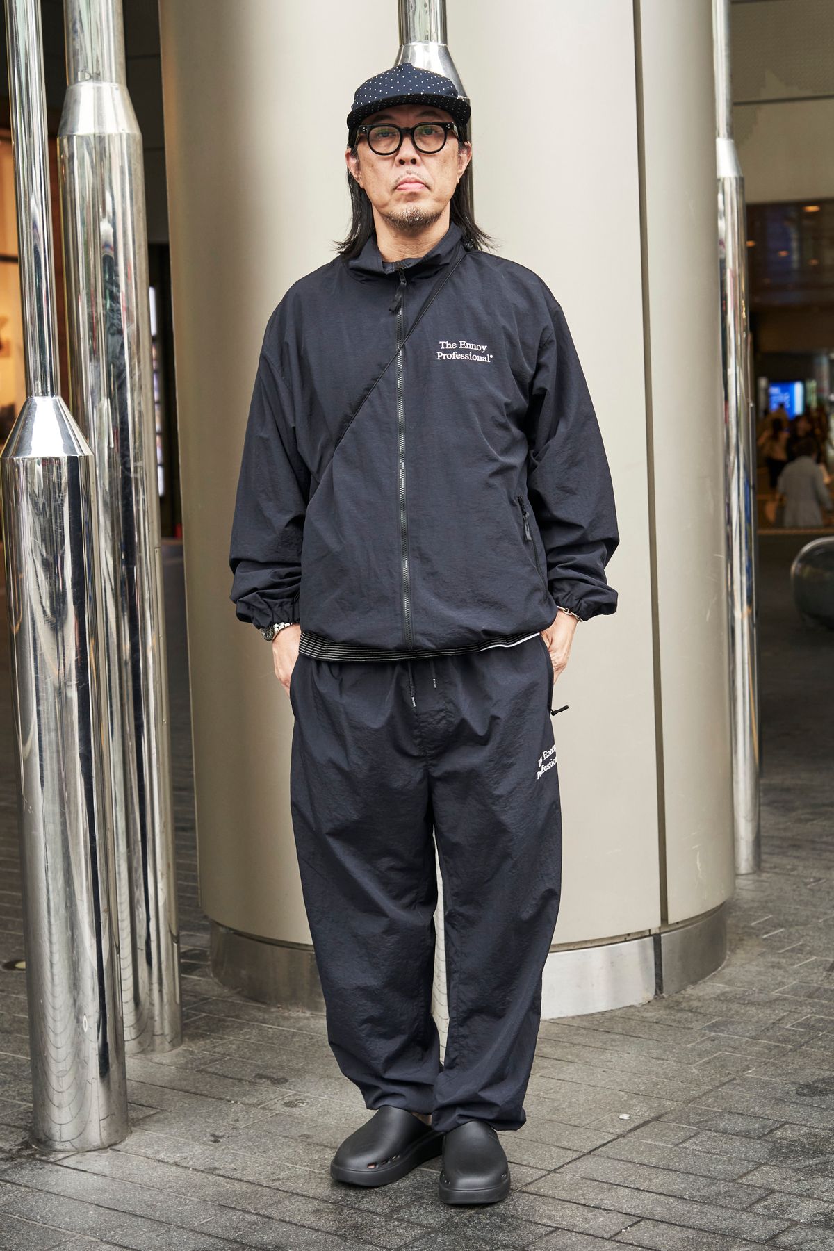 ジャケット、カットソー、パンツ＝すべてエンノイ