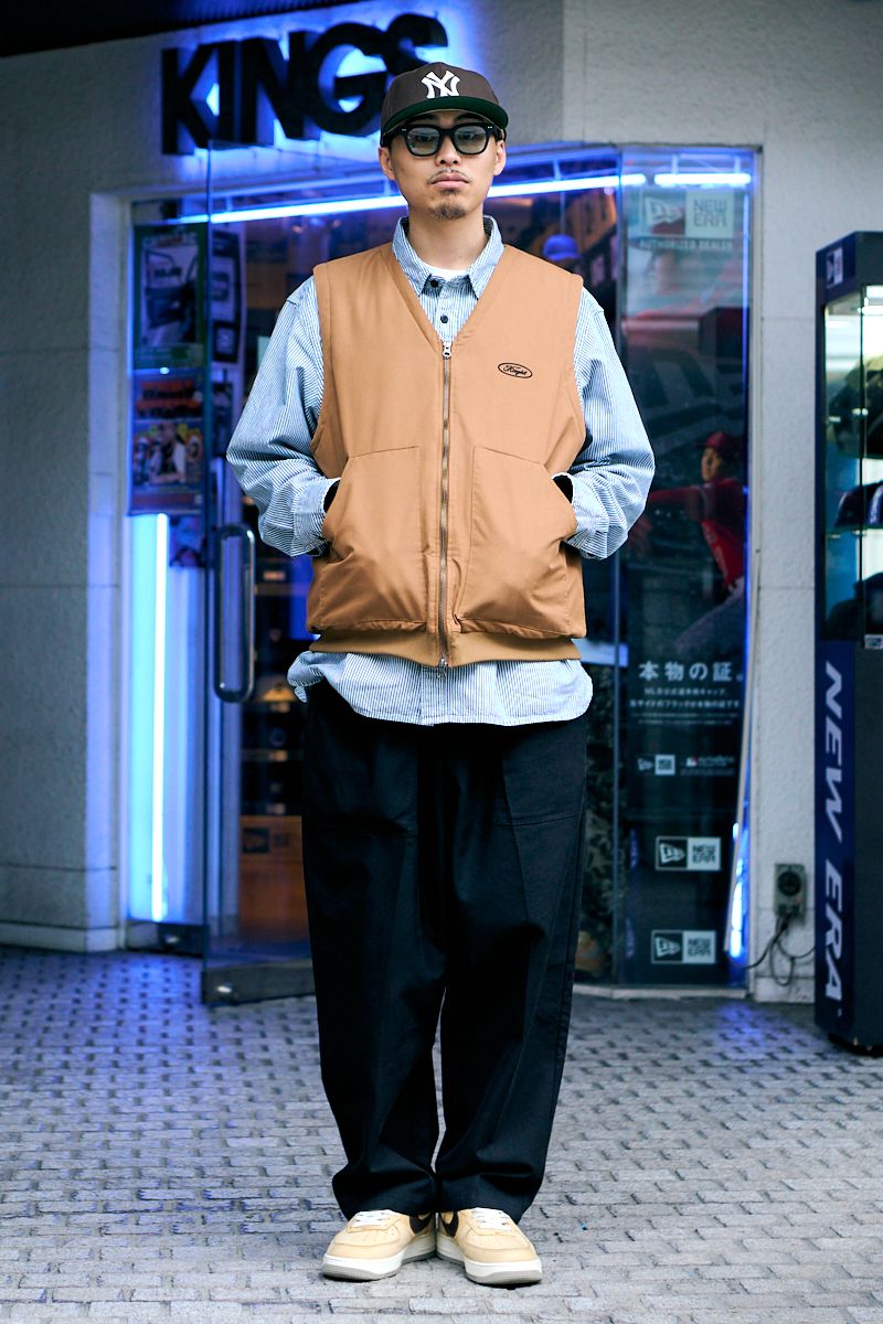 ベスト、パンツ=ともにヘイト シャツ=リーバイス シューズ=ナイキ 帽子=ニューエラ 眼鏡=サンカク ネックレス=不明